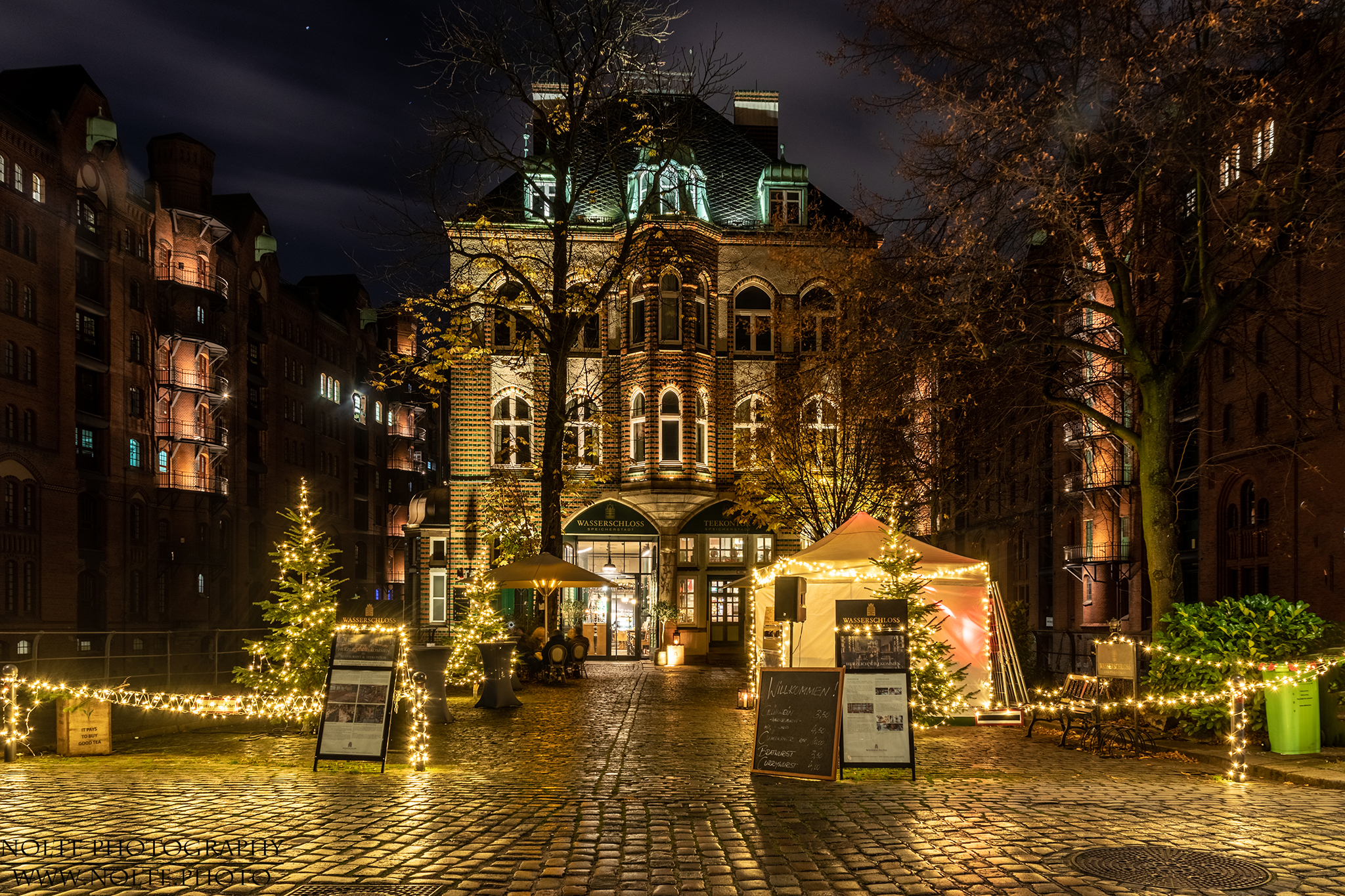 Vorderfront des Hamburger Wasserschlosses mit weihnachtlicher Deko